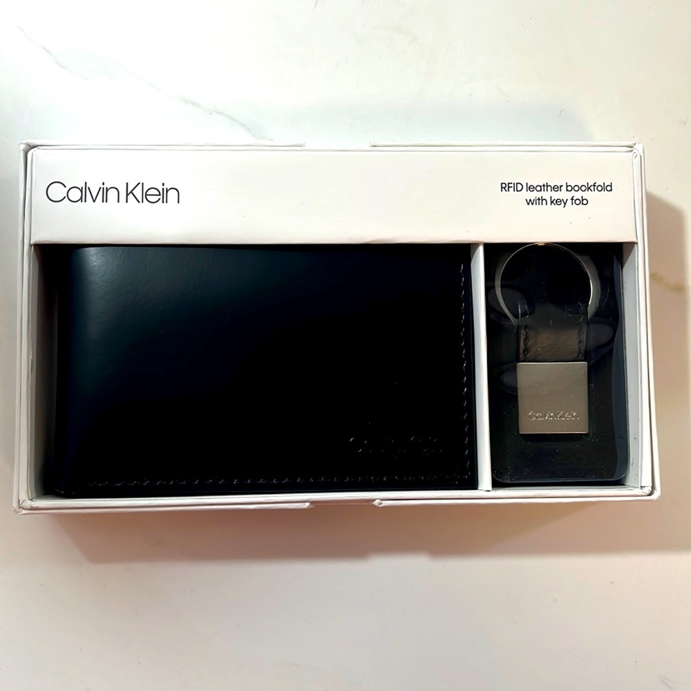 CALVIN KLEIN Leather Wallet with Key Fob. New in Box.